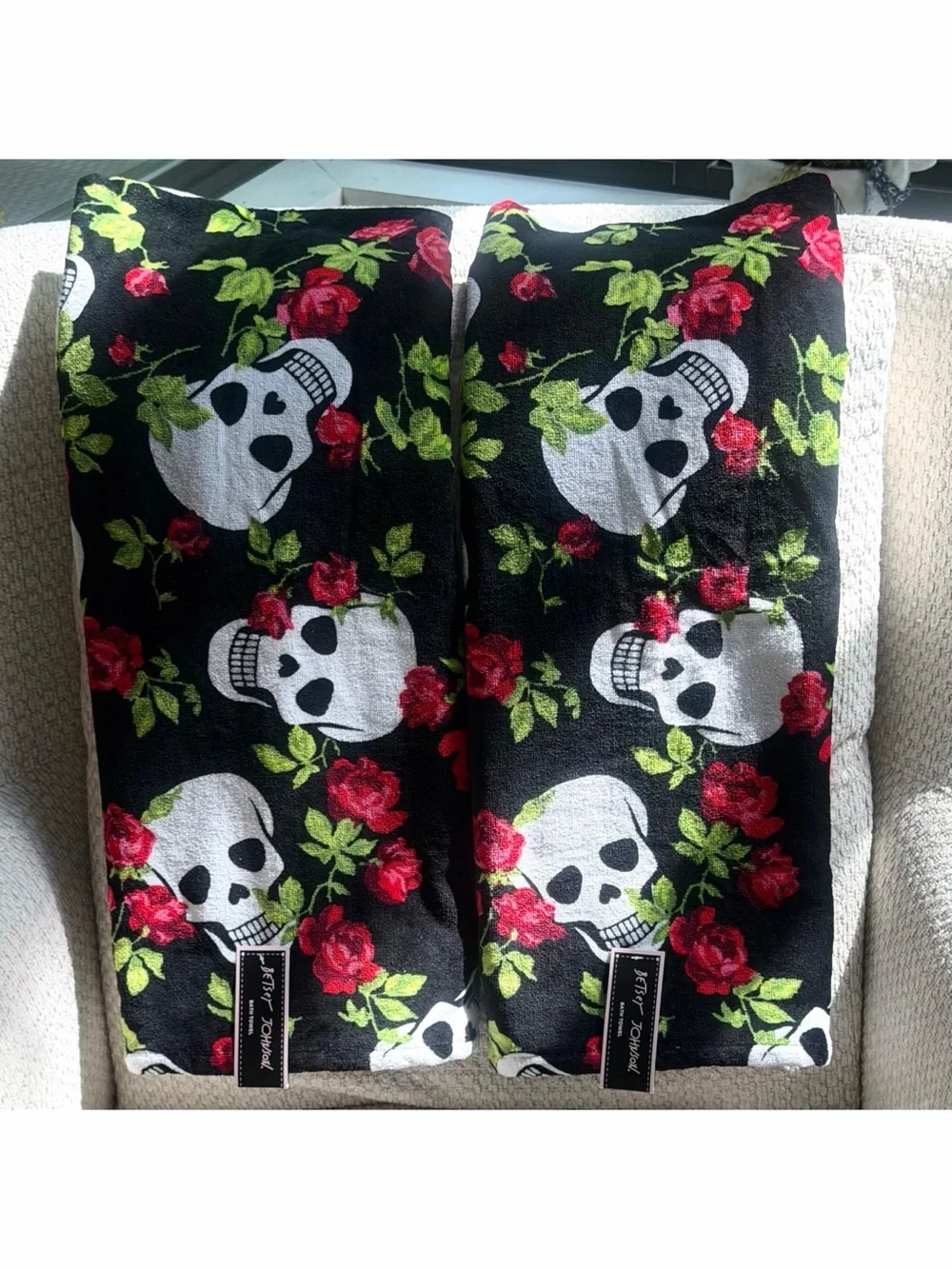 Betsey Johnson Bath Towels 2pc Set Skull Garden Black Cotton 28x52 Halloween NWT